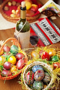 easter-eggs-wine-ornaments-table-13607647